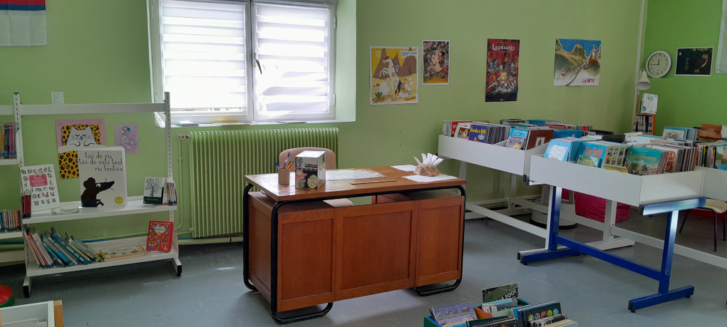 Bureau d'accueil de l'espace enfant de la bibliothèque de Saint-Mamert-du-Gard