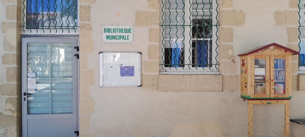 Entrée de la bibliothèque de Saint-Mamert-du-Gard