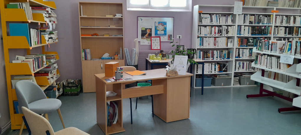 Bureau d'accueil de la bibliothèque de Saint-Mamert-du-Gard